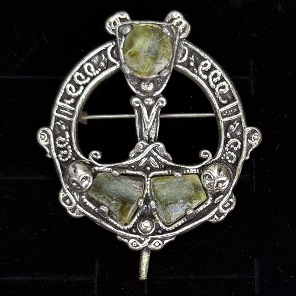 Vintage Aged Silvetone Green Gemstone Brooch Pin - Picture 3 of 6